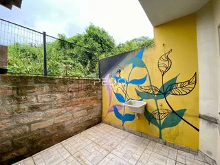 Vista externa de uma parede com mural em Lajeado, Brasil.