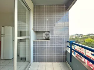 Parede revestida com azulejos cinzas em uma área interna de um imóvel.