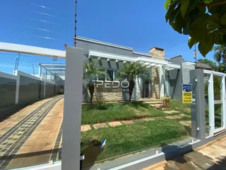 Vista da fachada de uma residência em Lajeado, Brasil, com jardim e calçada.