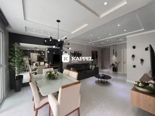 Sala de jantar e estar com piso claro e iluminação moderna.