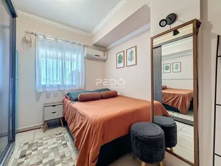 Quarto com cama e janela em um imóvel em Lajeado, Brasil.