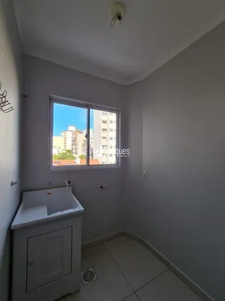 Vista interna de um cômodo com janela em uma residência.