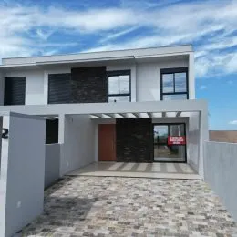 Fachada de uma residência moderna com revestimento claro em Lajeado, Brasil.