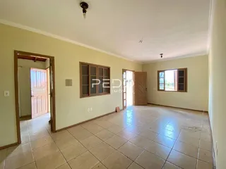 Interior de uma sala com portas de madeira e piso de cerâmica.