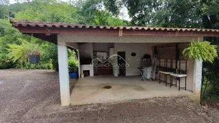 Foto da fachada de uma estrutura com telhado de telhas vermelhas em Lajeado.