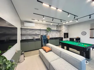 Ambiente de sala de estar e cozinha em um imóvel no Brasil.