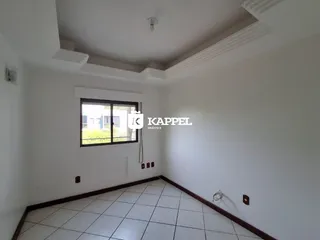 Esta é uma sala com piso de cerâmica e uma janela na parede.