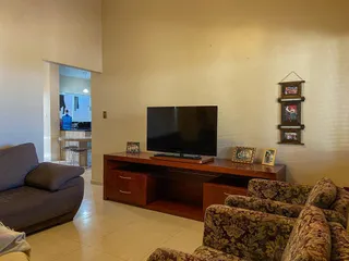 Foto de uma sala de estar com sofá e televisão em um imóvel.
