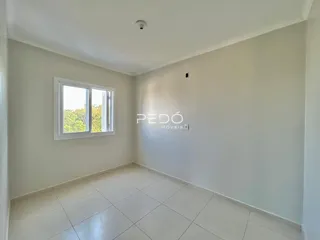 Sala de estar com piso de cerâmica e janela.