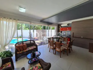Sala de estar com acesso a uma área externa através de portas de vidro.