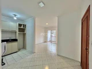 Hall de entrada com piso de cerâmica e paredes brancas.