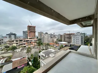 Vista de um edifício em Lajeado com construções em andamento ao fundo.