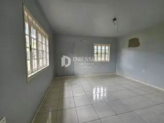 Imagem de um ambiente interno com piso de cerâmica e paredes claras.