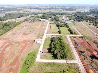 Vista aérea de uma área de terra com campos e vegetação no Brasil.
