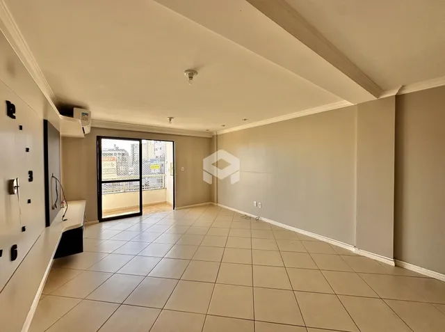 Sala de estar com piso de cerâmica e porta de vidro.
