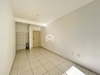 Corredor com piso de cerâmica e porta de acesso.
