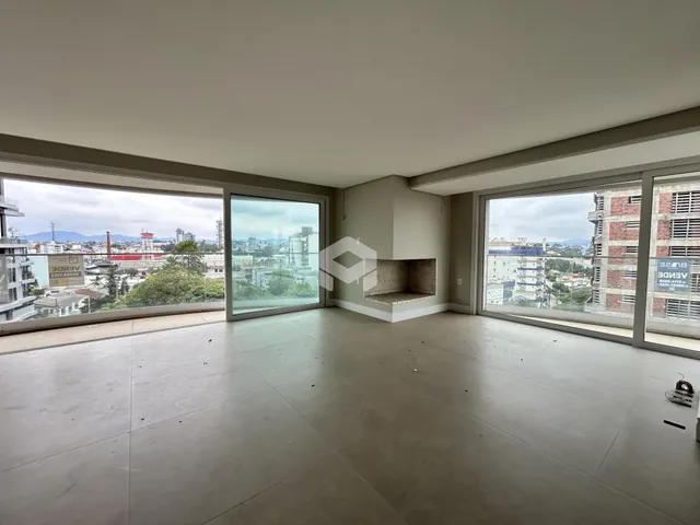 Ambiente interno de uma sala ampla com vista para a cidade.