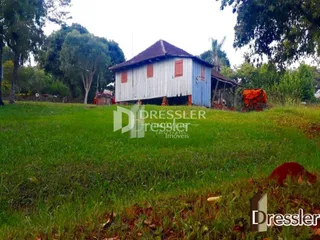 Fachada de uma construção rústica em uma área gramada.