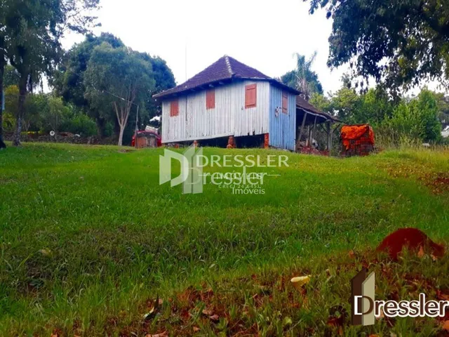 Fachada de uma construção rústica em uma área gramada.