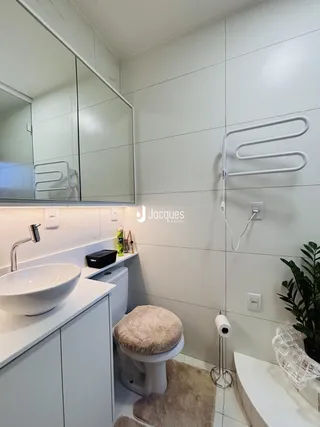 Foto de um banheiro moderno com azulejos brancos e bancada branca.