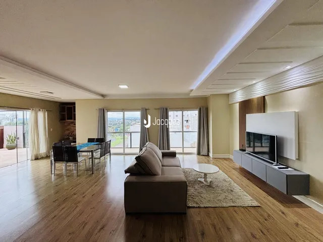 Sala de estar com piso de madeira e grandes janelas que oferecem vista.