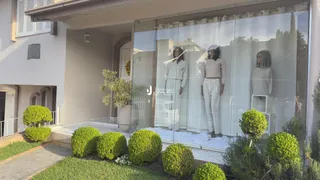 Fachada de uma residência em Lajeado, Brasil, com grandes portas de vidro.