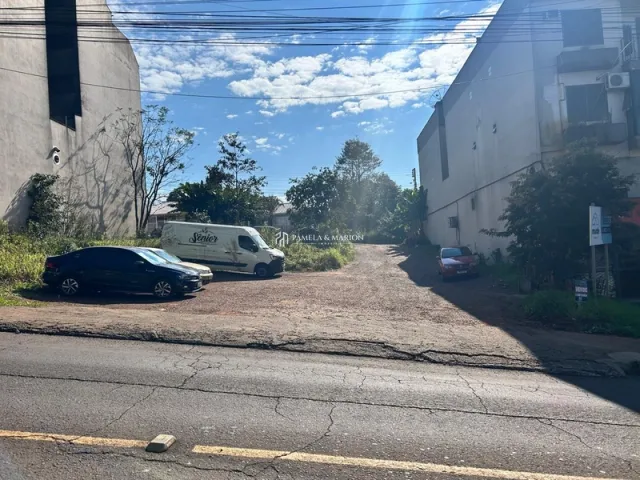 Fachada de um edifício residencial em Lajeado, Brasil, com uma rua em primeiro plano.