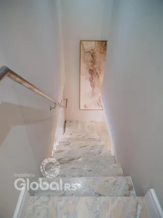 Corredor com piso de mármore em uma propriedade.