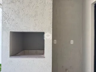 Parede texturizada com uma abertura em nicho na parede.