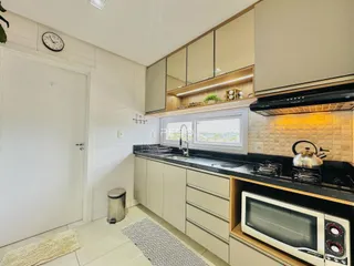 Foto da cozinha de um imóvel em Lajeado, Brasil, mostrando armários e bancadas.