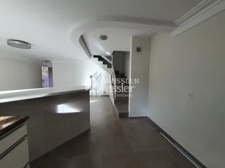 Hall de entrada com escadaria em um imóvel no Brasil.