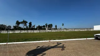 Vista externa de um terreno com gramado e cerca em Lajeado.