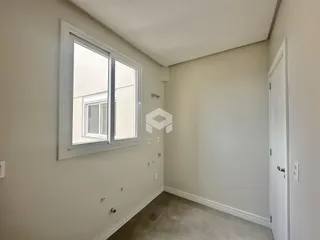 Hall de entrada com janela e porta em ambiente residencial.