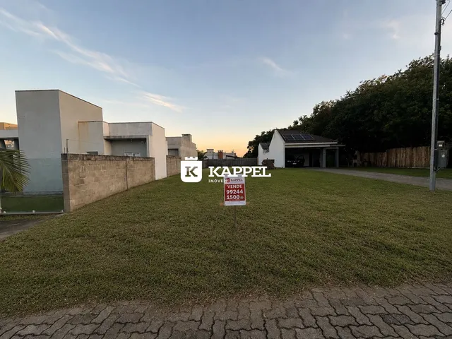 Vista externa de uma propriedade com um grande gramado em Lajeado, Brasil.