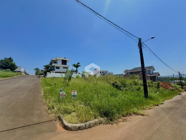 Vista externa de casas e vegetação ao longo de uma estrada em Lajeado, Brasil.