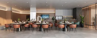 Uma sala de jantar moderna com mesas escuras e cadeiras em um ambiente de alto padrão.