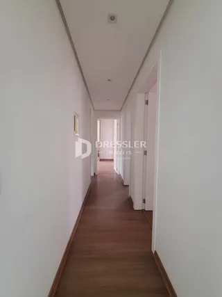 Foto de um corredor interno de uma propriedade.