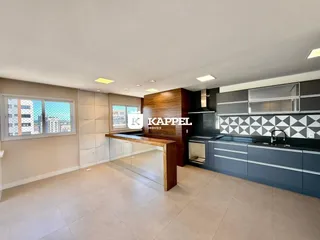 Foto de uma cozinha moderna com armários escuros e piso claro.