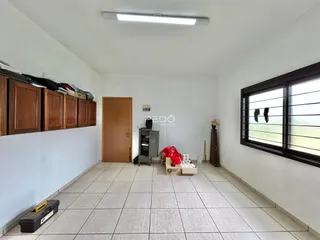 Interior de uma sala com piso de cerâmica e armários de madeira.