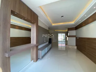 Corredor de um apartamento moderno com revestimento de madeira.