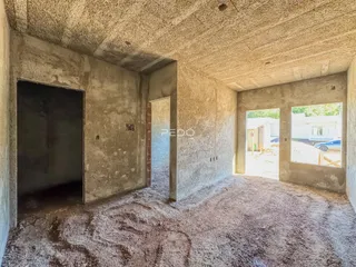 Foto de um ambiente interno com paredes de concreto aparente.