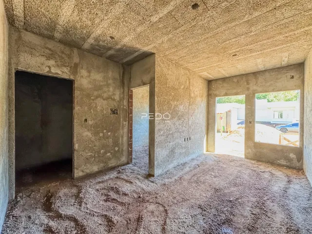 Foto de um ambiente interno com paredes de concreto aparente.