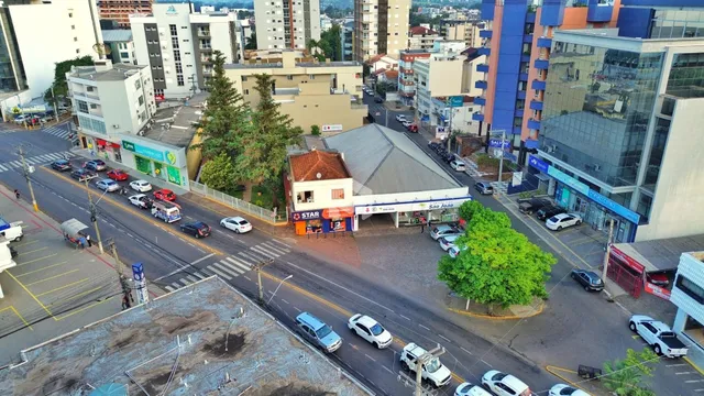 Uma vista aérea da rua e dos edifícios em Lajeado, Brasil.