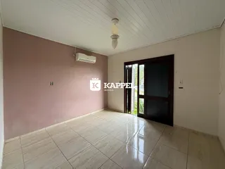 Sala de estar com piso de cerâmica e ar condicionado instalado.