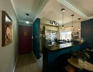 Hall de entrada com vista para a cozinha de uma propriedade em Lajeado.