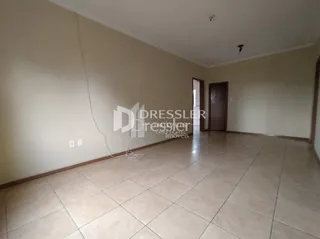 Corredor com paredes claras e piso de cerâmica.