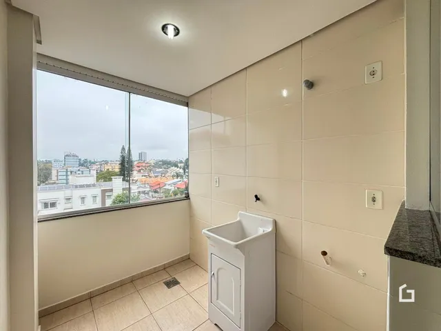 Interior de um cômodo com janela de vista para a cidade.