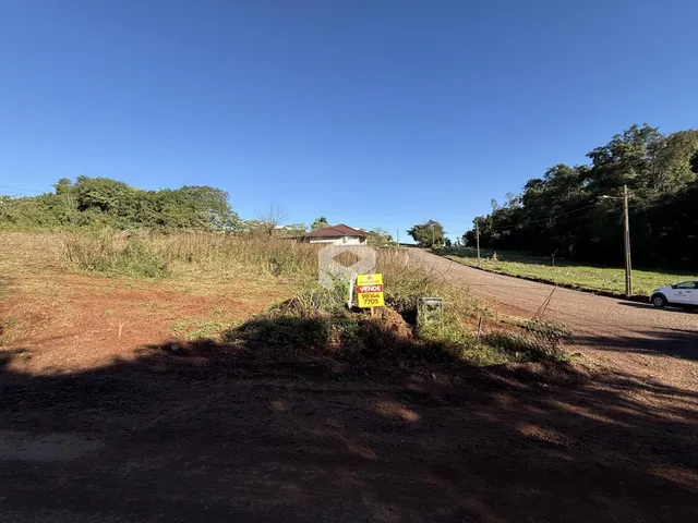 Vista externa de uma propriedade rural com estrada de terra.