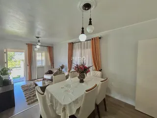 Foto de uma sala de jantar clara com mesa e cadeiras em um imóvel no Brasil.