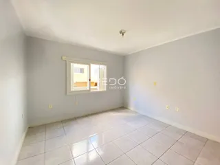 A sala apresenta paredes cinzas e piso de cerâmica claro.